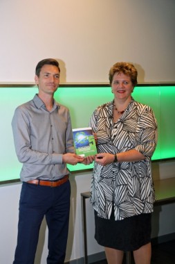 Rob van der Rijt overhandigt 500e boek CO2 neutraal aanTitia Siertsema